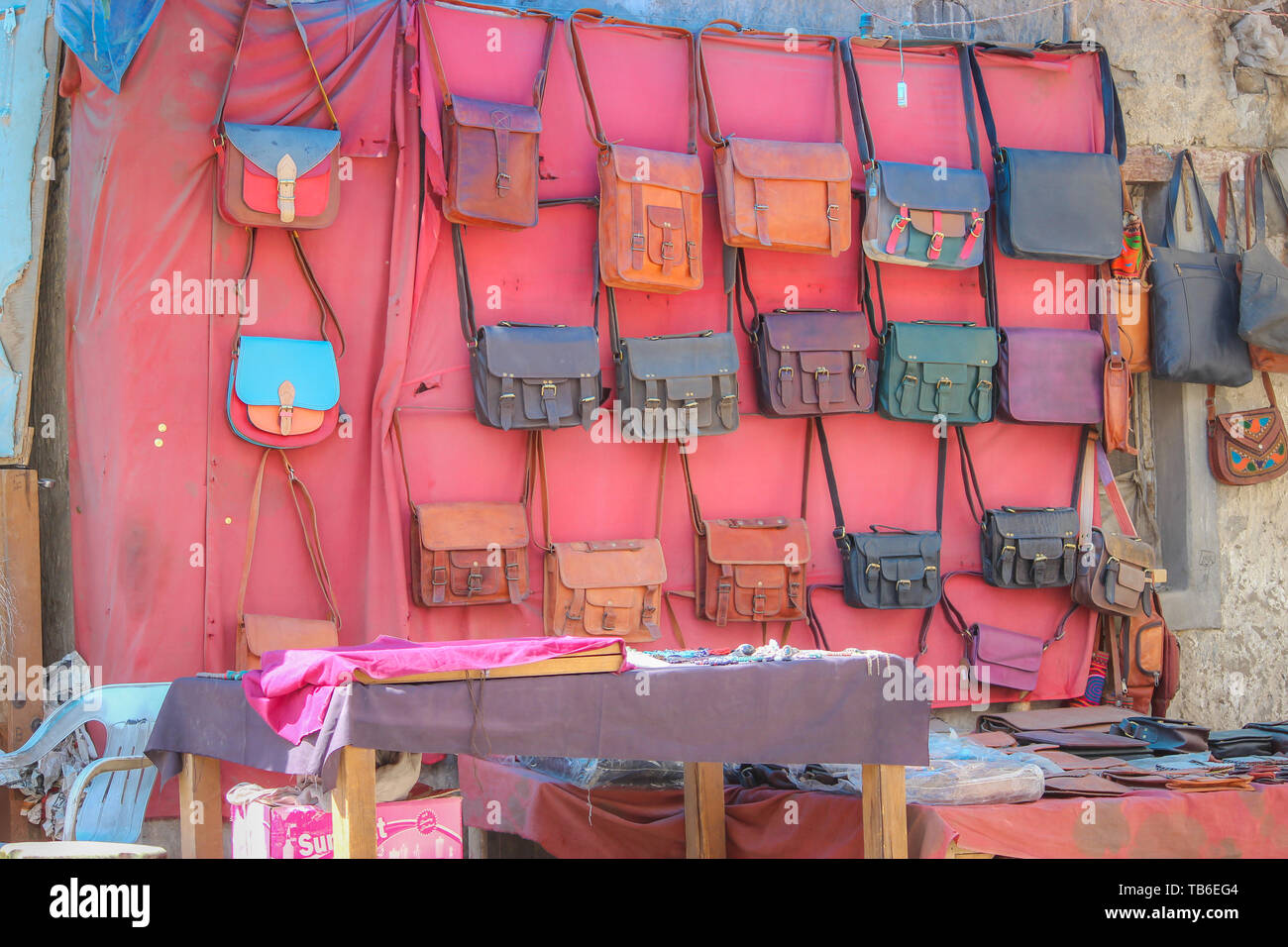 Ladakh, Indien: Veraltet - Mai 9, 2019: Handgemachte leder Frauen Geldbeutel auf Verkauf in einem Markt, in Ladakh. Stockfoto