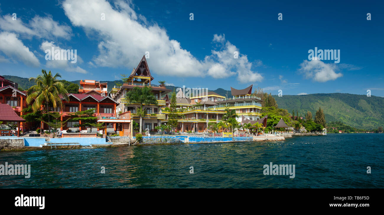 Häuser und Hotels am Lake Toba bei Tuk Tuk Halbinsel, Insel Samosir, Sumatra, Indonesien Stockfoto