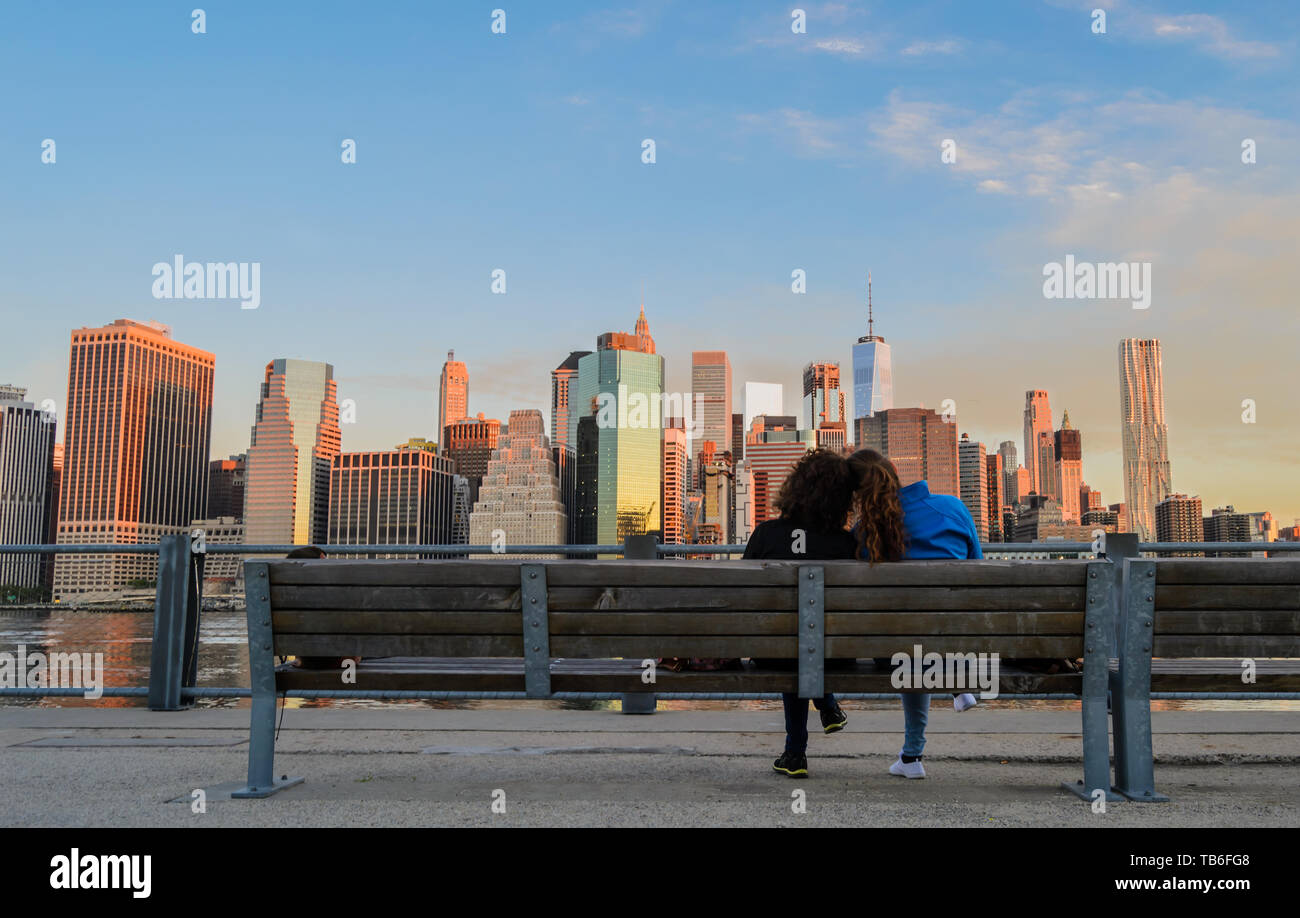 Eine Tochter und ihre Mutter mit Blick auf die Skyline von New York City an einem sonnigen Morgen, New York City, USA Stockfoto