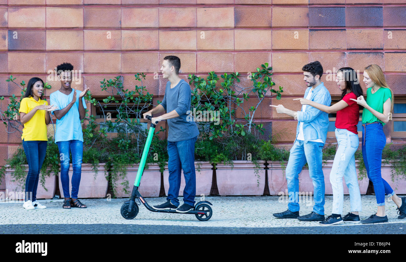 Hipster Mann, der elektroroller im Freien in der Stadt Stockfoto