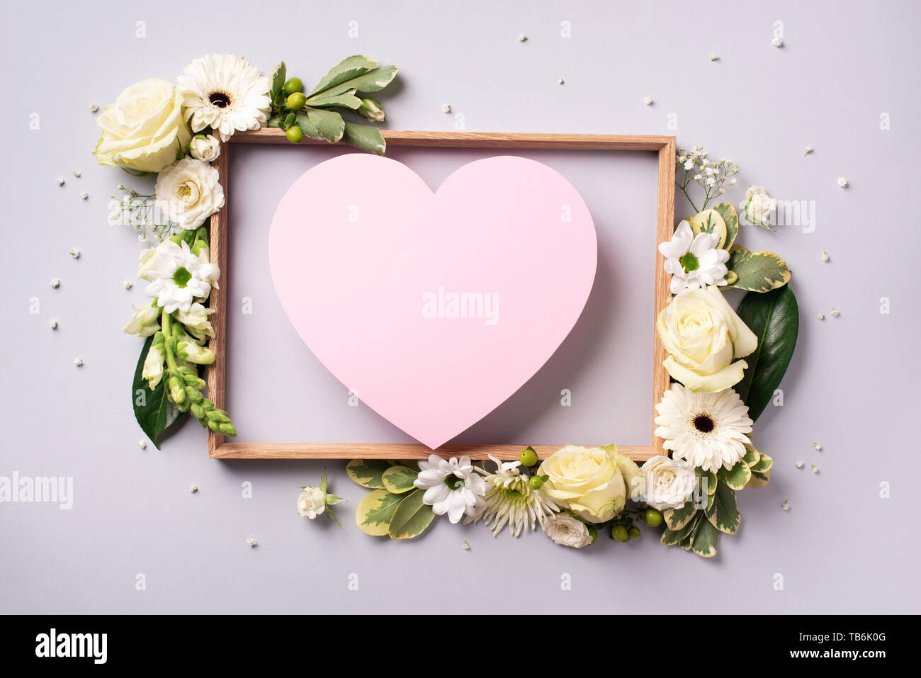 Kreative Gestaltung Mit Rosa Blumen Herz Aus Papier Uber Grauen Hintergrund Ansicht Von Oben Flach Fruhjahr Sommer Oder Garten Konzept Geschenk Fur Frau Tag Stockfotografie Alamy