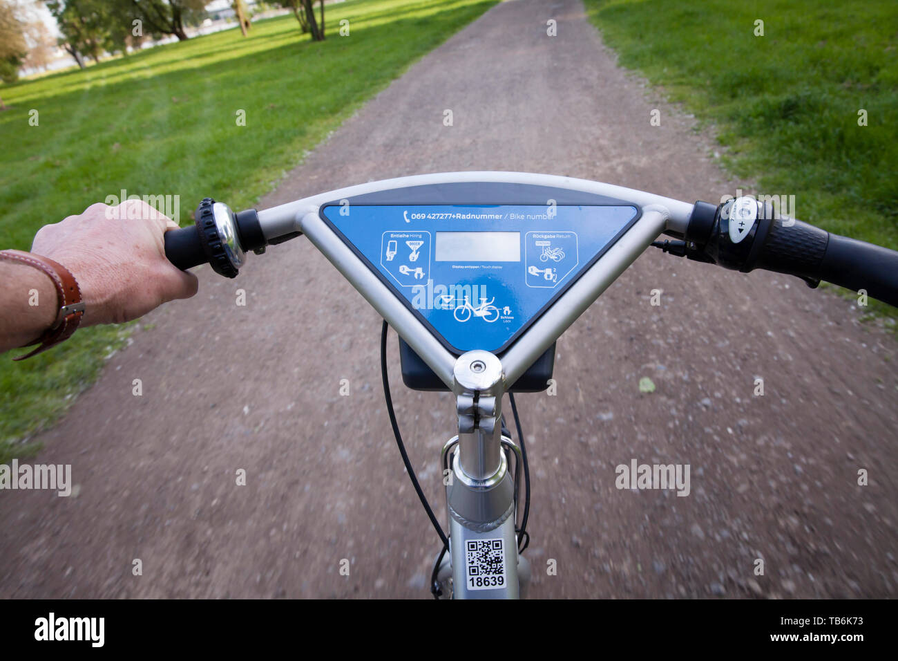 Reiten ein Leihfahrrad, Ford-Pass-Bike, DB-Call-a-Bike, Köln, Deutschland. Fahrt mit einem Mietfahrrad, Fordpass-Bike, DB-Call-a-Bike, Koeln, English Stockfoto