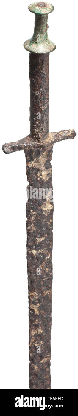 Ein Bügeleisen lange Schwert, Ende Parthischen oder frühen Sassanidischen Periode, 1. und 4. Jahrhundert, Klinge ca. 3,5 cm breit und 58,5 cm lang, die Kanten leicht über - Boden durch Reinigung und Restaurierung, vor allem in Richtung der Punkt, der Punkt abgestumpft zu einem späteren Zeitpunkt. Fast rautenförmige quillons ca. 8 mm breit, mit eingelegter Tang. Einem zylindrischen Eisen Rohr gekrönt von einem Spindelförmige bronze Knauf ist über das Tang ausgestattet. Bügeleisen Oberfläche mit Korrosion Gruben fallen, durch Sachverständige Restaurierung stabilisiert. Gesamtlänge 75,7 cm. Provenienz: English private Colle, Additional-Rights - Clearance-Info - Not-Available Stockfoto