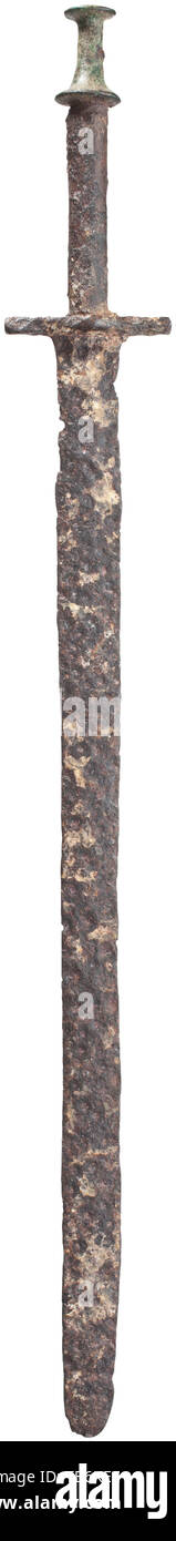 Ein Bügeleisen lange Schwert, Ende Parthischen oder frühen Sassanidischen Periode, 1. und 4. Jahrhundert, Klinge ca. 3,5 cm breit und 58,5 cm lang, die Kanten leicht über - Boden durch Reinigung und Restaurierung, vor allem in Richtung der Punkt, der Punkt abgestumpft zu einem späteren Zeitpunkt. Fast rautenförmige quillons ca. 8 mm breit, mit eingelegter Tang. Einem zylindrischen Eisen Rohr gekrönt von einem Spindelförmige bronze Knauf ist über das Tang ausgestattet. Bügeleisen Oberfläche mit Korrosion Gruben fallen, durch Sachverständige Restaurierung stabilisiert. Gesamtlänge 75,7 cm. Provenienz: English private Colle, Additional-Rights - Clearance-Info - Not-Available Stockfoto
