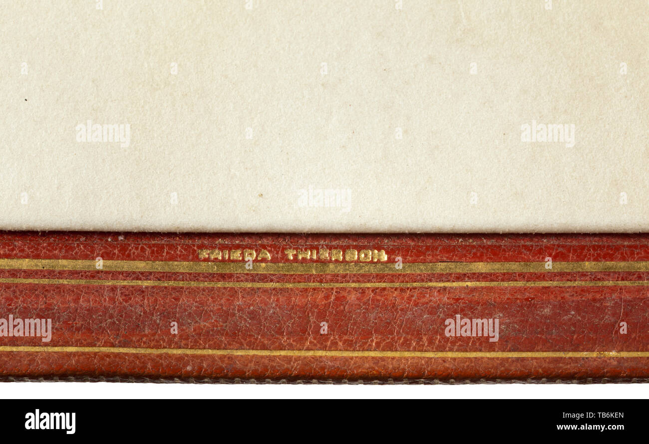 Ein award Dokument mit Ordner zu Überqueren der Ritter des Eisernen Kreuzes, ausgezeichnet zu Fighter Pilot Siegfried Engfer (1915-1946), großen, doppelt ausgelagerten Pergament Dokument, ausgestellt für Feldwebel (sergeant) Siegfried Engfer mit Kalligrafischen text und nationalen Adler, vom "Führerhauptquartier Höhle 2. Oktober 1942'. Hitlers Unterschrift. Preis Ordner in rotem Leder mit Gold geprägtem Adler, innen Unterschrift des Künstlers Frieda Thiersch. Leichte Gebrauchsspuren. Abmessungen 45 x 36,5 cm. Eine extreme Rarität für Cross-Ordner eines Ritters zu einem Sergeant zu vergeben. Siegfried Engfer (Spitzname "Leders, Editorial-Use - Nur Stockfoto