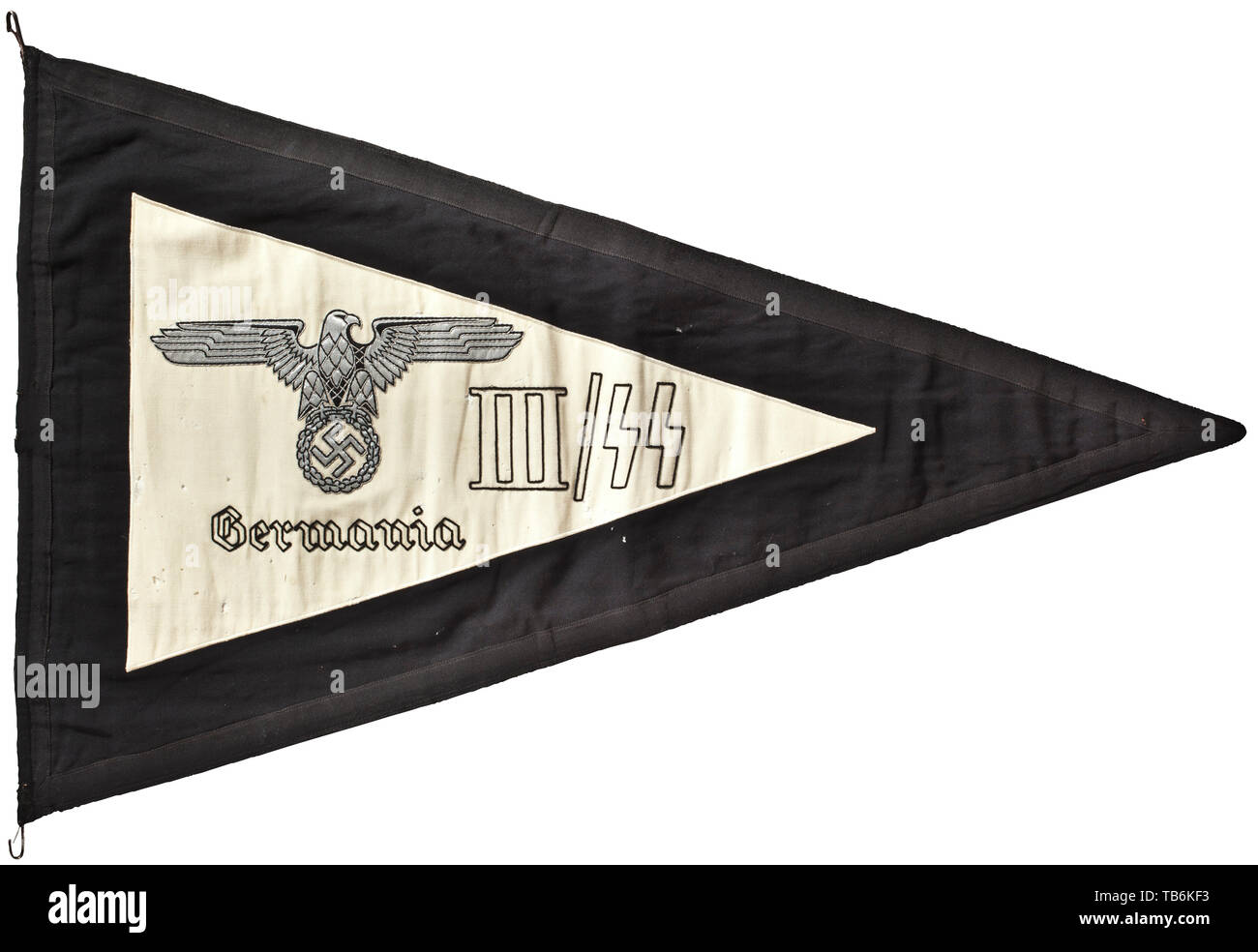 Ein Befehl Standard der Sturmbann III im SS-Standarte 2 "Germania", dreieckige Wimpel von Black Flag Tuch mit schwarzen rep Bandkante trimmen. Die zentrale weiß Overlays auf beiden Seiten mit einem schwarz-silber bestickt SS Adler und Schriftzug in Schwarz "Germania" und "III/SS". Zwei Halterungshaken. Abmessung ca. 85 x 55 cm. Die rep-ribbon Kantenmaterial für die pole Seite beschädigt. Kleine Motte Löcher an der Vorderseite, reverse Motte beschädigt, verschmutzt. Traditionell ist der SS-Standard wurde von der Fahnenträger auf dem Gebiet der Kampf um die Position des Kommandanten zu identifizieren getragen. Am Anfang, Editorial-Use - Nur Stockfoto