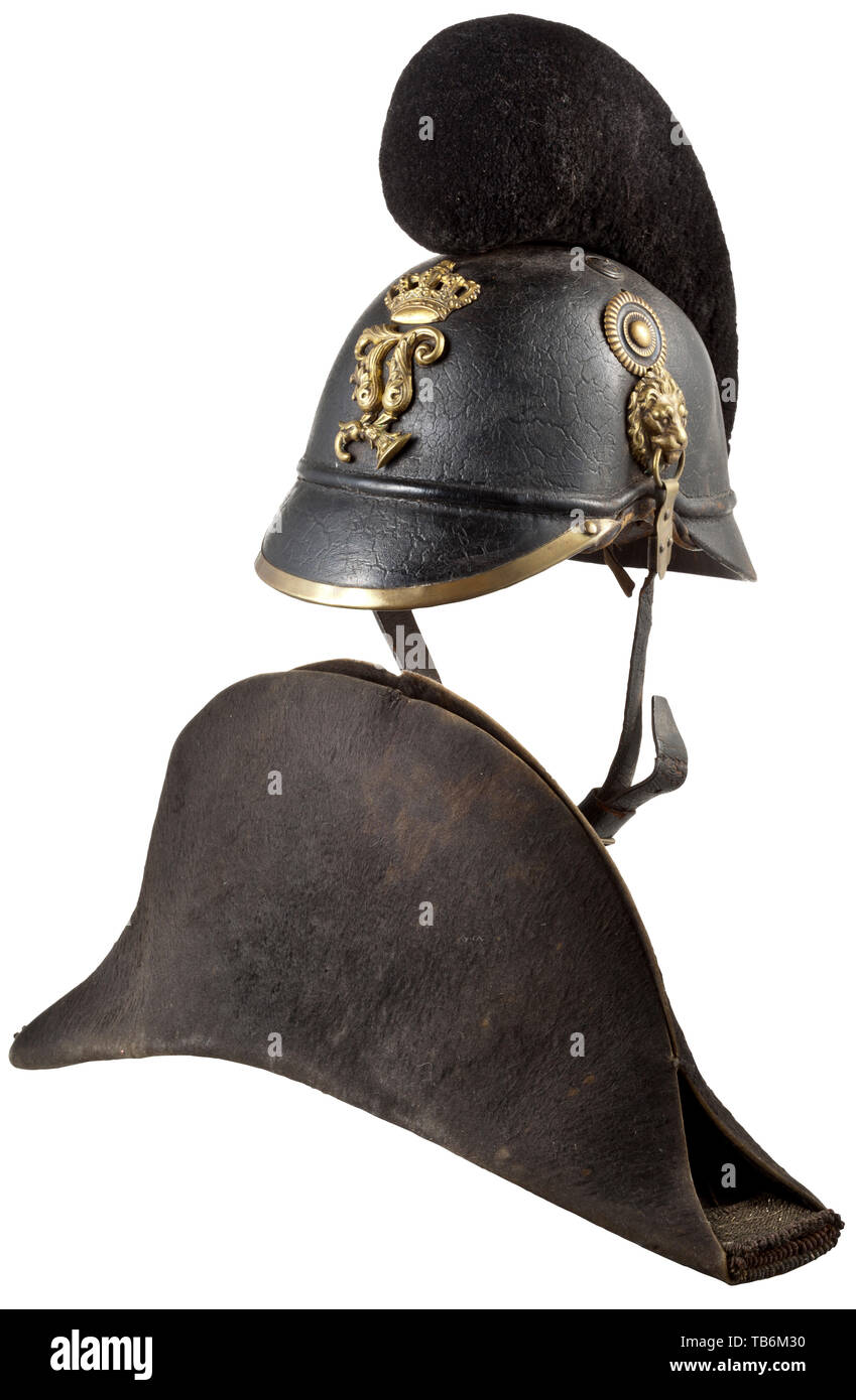 Body Armor, helemts, Bayerische Infanterie Helm Modell 1868 für Soldaten, Leder mit messinganschluss und Kammgarn Kamm, Monogramm von König Ludwig II., neben einem unfertigen bicorn Hut, Editorial-Use - Nur Stockfoto