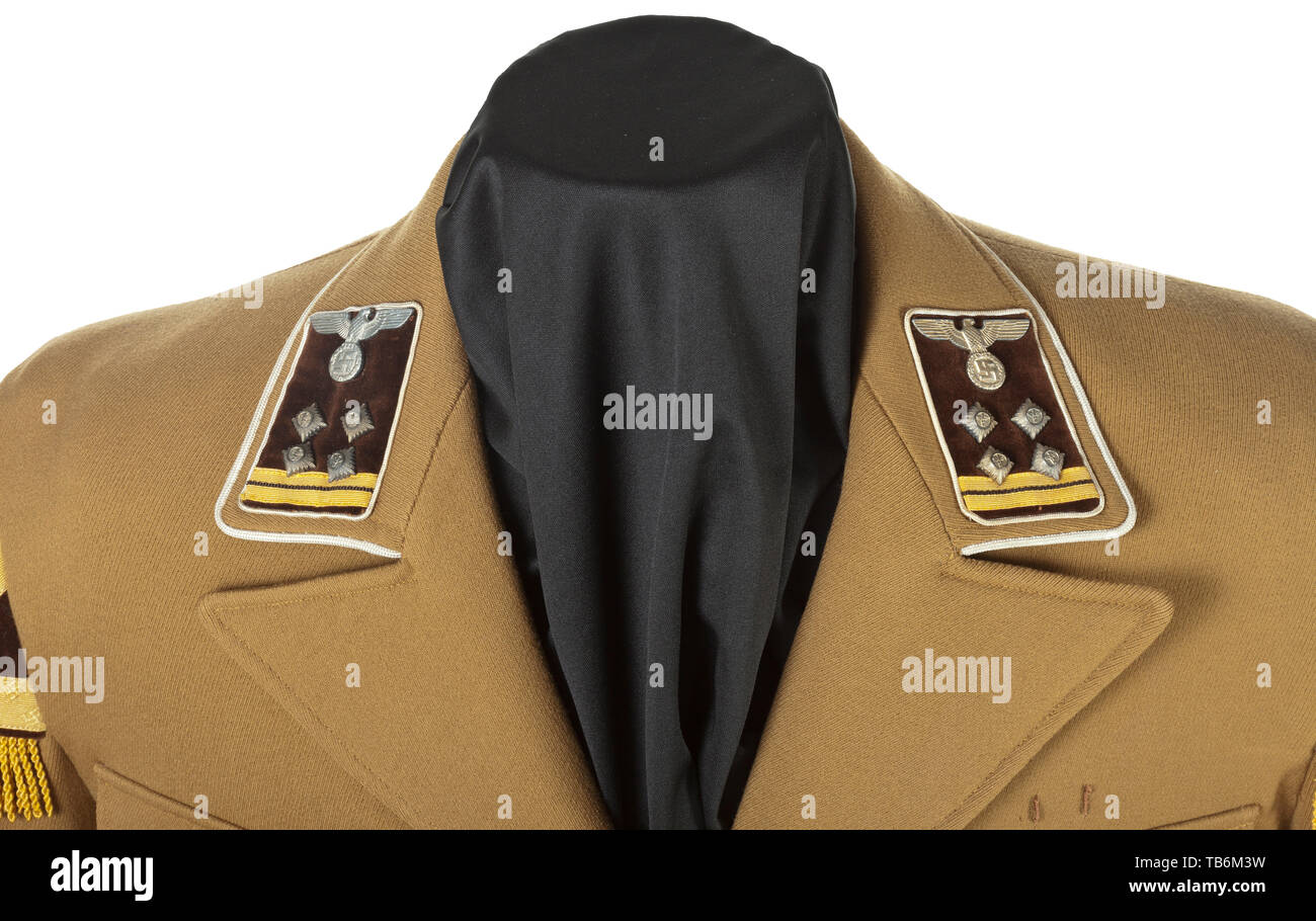 Ein service Tunika für eine Haupt-Gemeinschaftsleiter und Musiker in der Kreisverwaltung, Privater kauf Stück in feine braune gabardine mit Gold Eagle Tasten, braun Liner mit gewebten Tag 'Deutsche Arbeitsfront - Handarbeit" und rzm Tag 'Dienstrock" in die Innentasche. Weißer Kragen, Manschette Netzkabel Patches von dunkel-braun Samt mit gold metall Anwendungen (migriert), Gold Doppel Geflecht und weißen schnurgebundene Bekanten, Angenähtem's wälzen sie sich Nester" in dunkel-braun Samt mit Gold - geflochtene Hakenkreuz trimmen und angehängt 3 mm lang gold Fringe. Das Armband für eine Hauptniederlassung Marktführer im feinen roten Cl, Editorial-Use - Nur Stockfoto