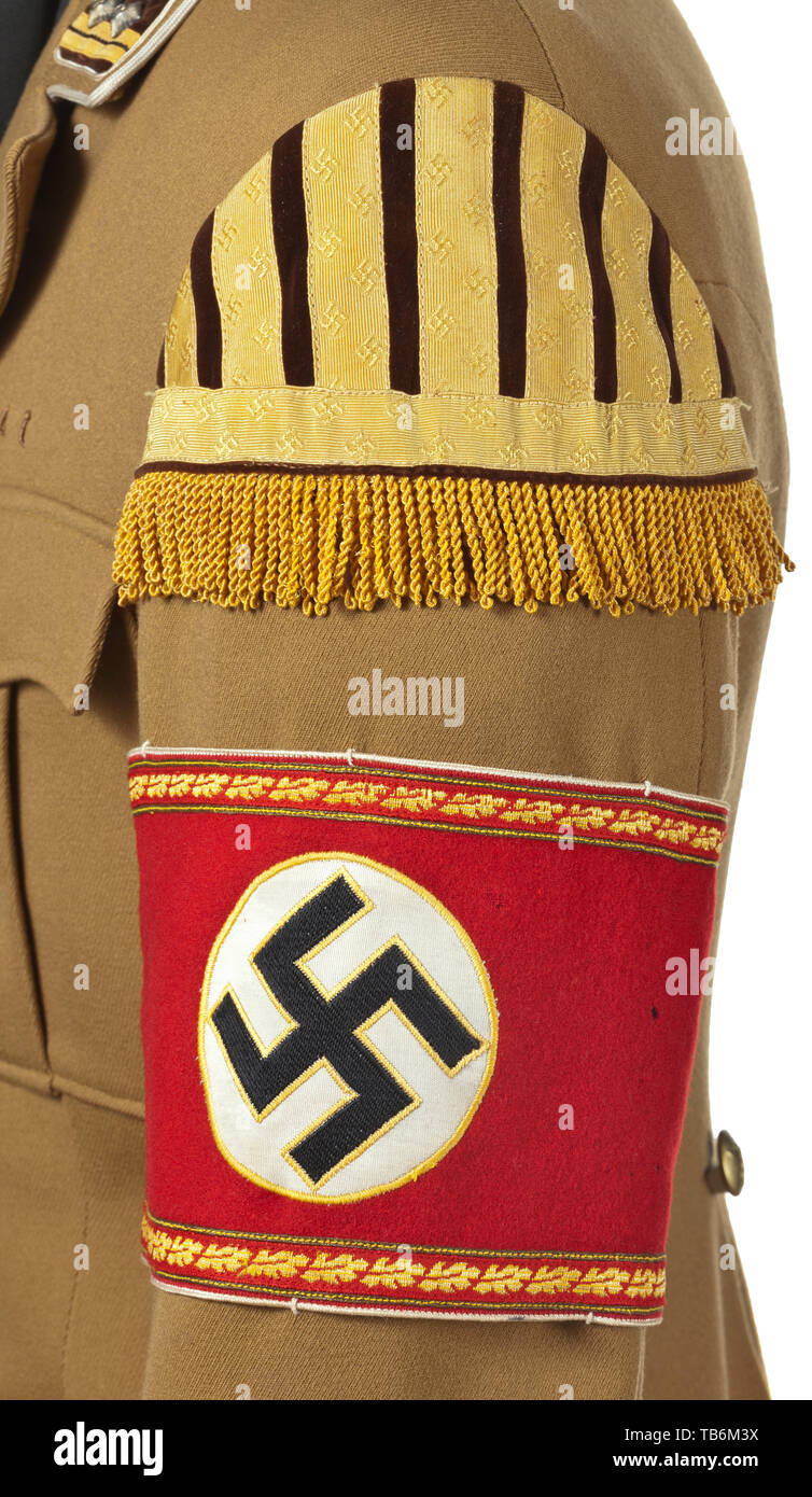 Ein service Tunika für eine Haupt-Gemeinschaftsleiter und Musiker in der Kreisverwaltung, Privater kauf Stück in feine braune gabardine mit Gold Eagle Tasten, braun Liner mit gewebten Tag 'Deutsche Arbeitsfront - Handarbeit" und rzm Tag 'Dienstrock" in die Innentasche. Weißer Kragen, Manschette Netzkabel Patches von dunkel-braun Samt mit gold metall Anwendungen (migriert), Gold Doppel Geflecht und weißen schnurgebundene Bekanten, Angenähtem's wälzen sie sich Nester" in dunkel-braun Samt mit Gold - geflochtene Hakenkreuz trimmen und angehängt 3 mm lang gold Fringe. Das Armband für eine Hauptniederlassung Marktführer im feinen roten Cl, Editorial-Use - Nur Stockfoto