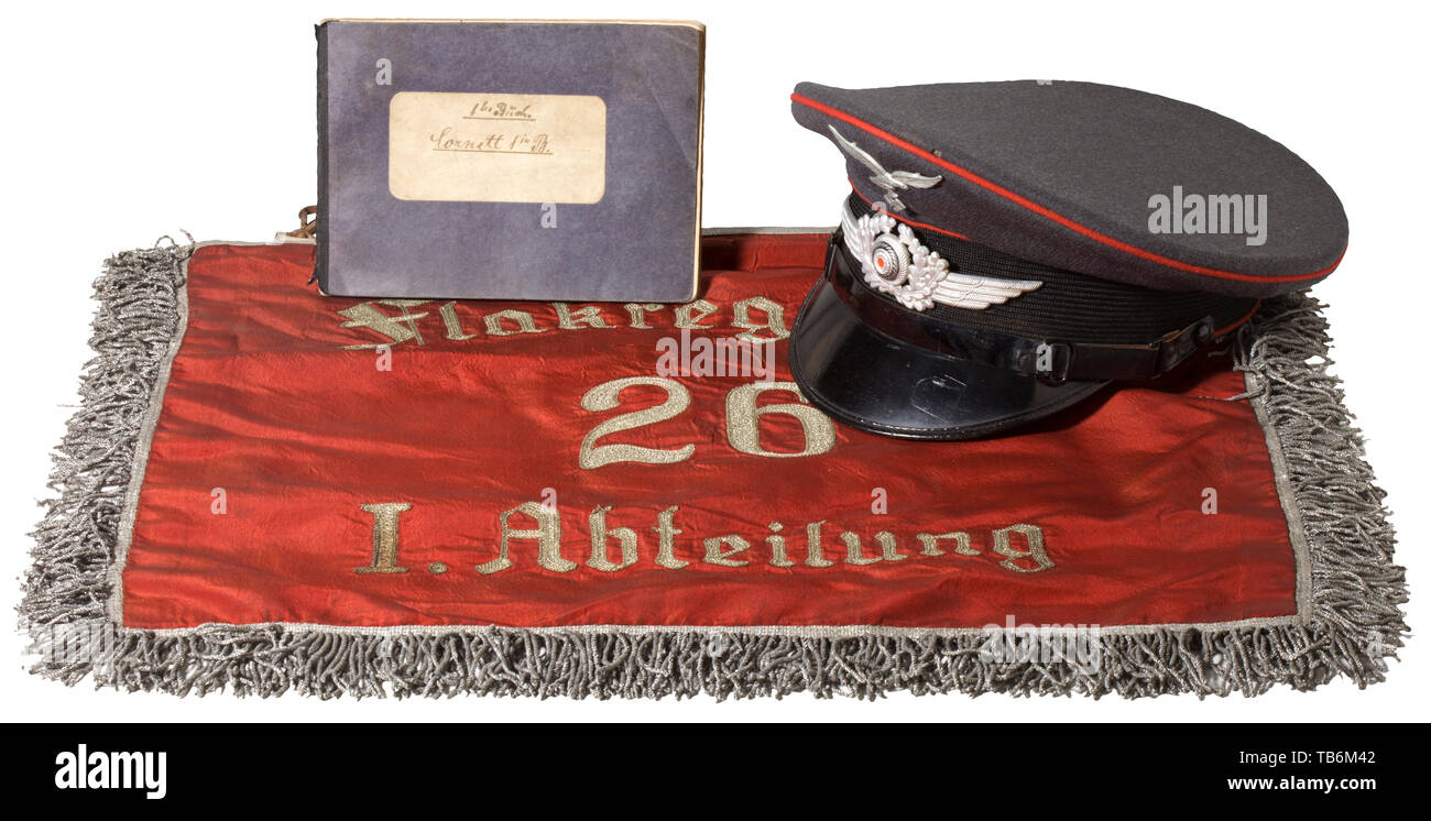 Eine Trompete Banner der 1.BATAILLON, Flakregiment 26 in Dessau, roter Seide mit Silber - bestickt Luftwaffe Adler und "Flakregiment - 26 - I. Abteilung" in Multi-line gotischen Buchstaben, drei-seitig Silber Fringe, zwei attachment Loops. Verschmutzt. Abmessungen 50 x 38 cm. Enthalten ist eine Schirmmütze für Soldaten der Luftwaffe - Blauer gabardine mit schwarzem Mohair Verkleidung Band, rot Rohrleitungen und Metall Abzeichen. Brauner Baumwolle Liner mit silber geprägtem 'Die Deutsche Qualitätsmütze - Fabrikmarke G.A. Hoffmann Berlin" im Rahmen der GAP Trapez- und eine eingefügte Name Variable eines cannoneer in 4./Flakrgt. 26 w, Editorial-Use - Nur Stockfoto