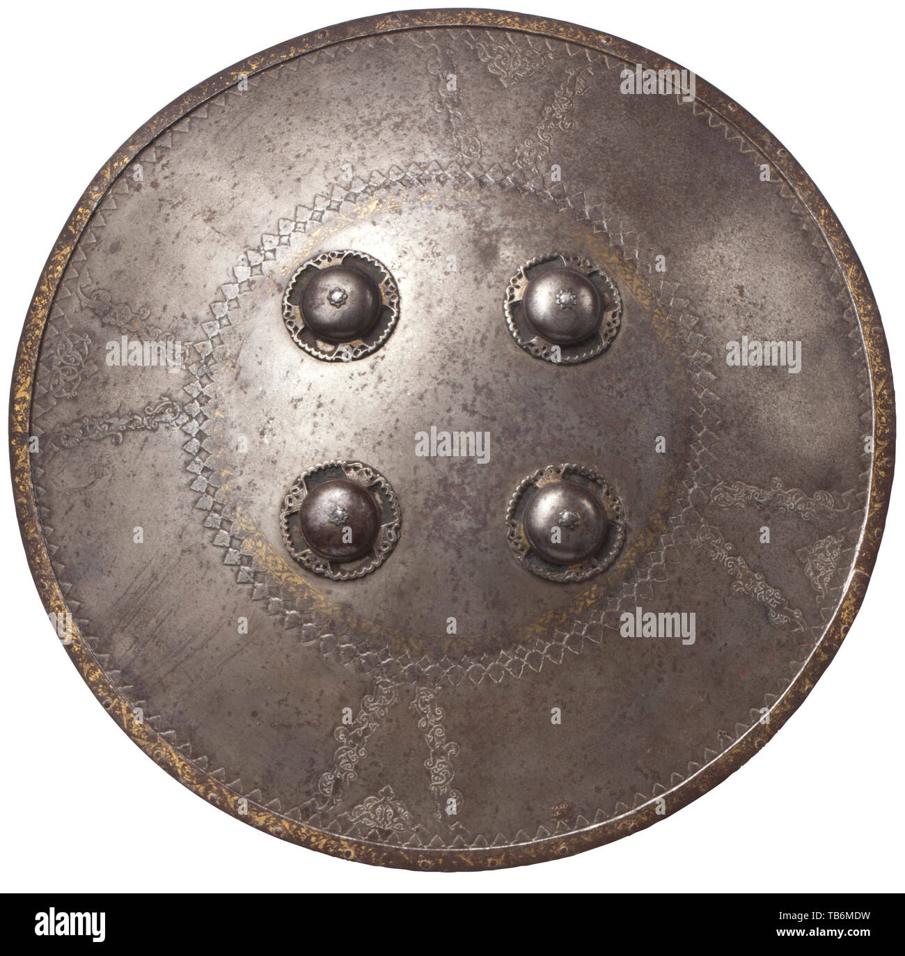 Eine indische Cut wootz Damaskus schild, 18. Jahrhundert, leicht gewölbter Schirm in einem Stück mit genieteten Gold Inlays am Rande geschmiedet. Die Oberfläche mit Zier- und geometrischen Verzierungen in Relief chiselled verschönert und teilweise mit Gold floralen Intarsien. Vier genietet openwork Schild Bosse aus wootz Damaskus, auf der Rückseite stabile Suspension Schleifen mit zwei Lederbändern, Polster und Original (abgenutzt) samt Futter. Gold Inlays teilweise abgerieben. Durchmesser 41cm. historischen, geschichtlichen, Additional-Rights - Clearance-Info - Not-Available Stockfoto