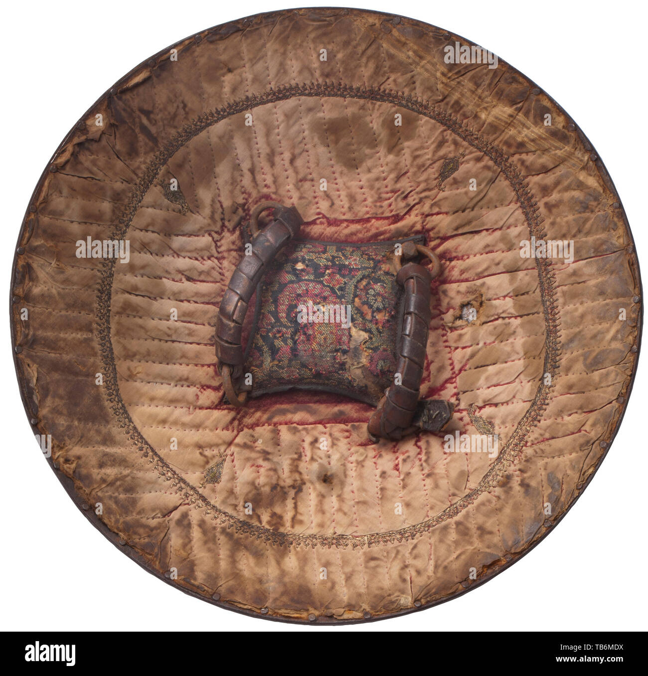 Eine indische Cut wootz Damaskus schild, 18. Jahrhundert, leicht gewölbter Schirm in einem Stück mit genieteten Gold Inlays am Rande geschmiedet. Die Oberfläche mit Zier- und geometrischen Verzierungen in Relief chiselled verschönert und teilweise mit Gold floralen Intarsien. Vier genietet openwork Schild Bosse aus wootz Damaskus, auf der Rückseite stabile Suspension Schleifen mit zwei Lederbändern, Polster und Original (abgenutzt) samt Futter. Gold Inlays teilweise abgerieben. Durchmesser 41cm. historischen, geschichtlichen, Additional-Rights - Clearance-Info - Not-Available Stockfoto