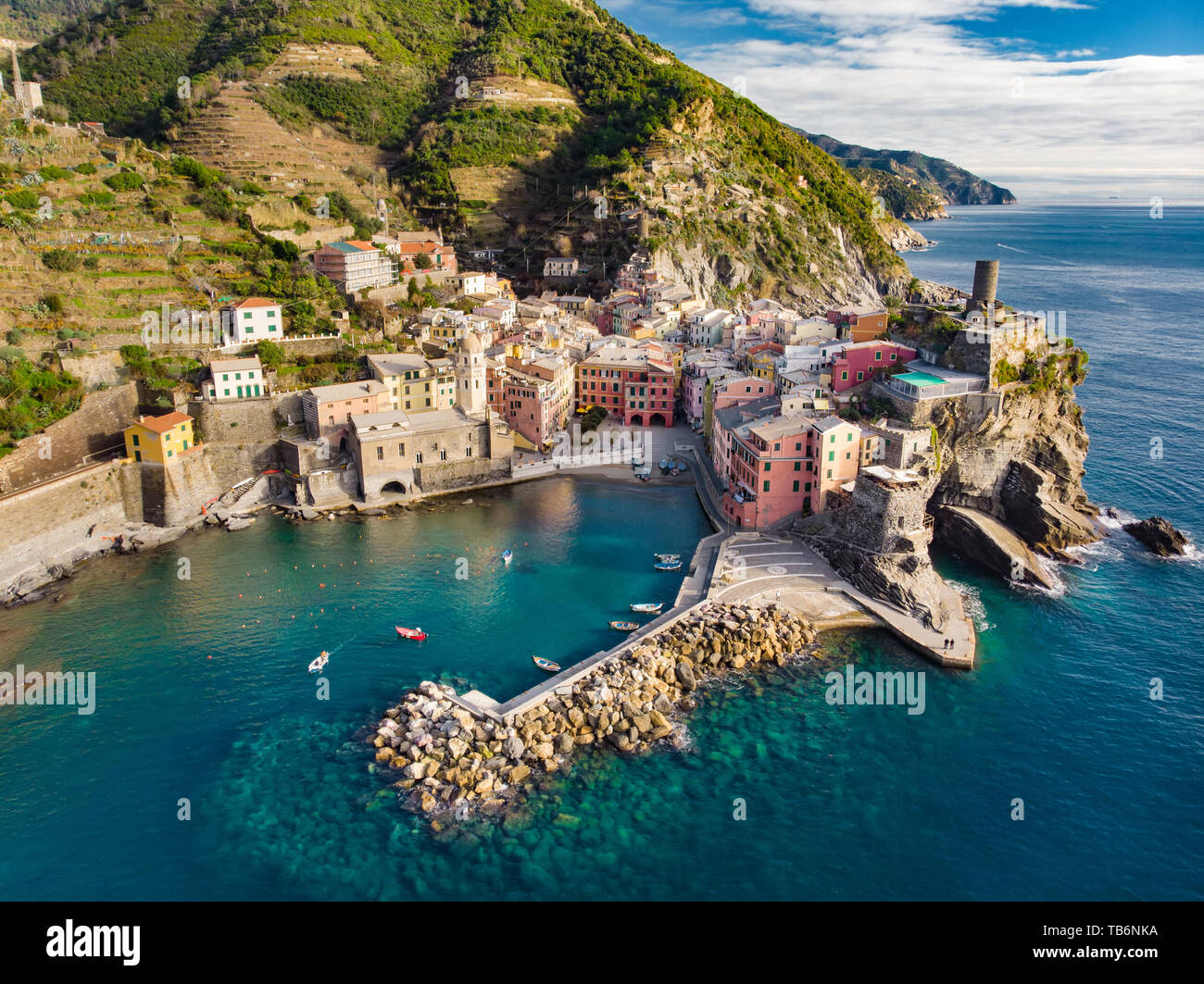 Luftaufnahme von Vernazza, einer der fünf Jahrhunderte alte Dörfer der Cinque Terre, auf robusten Nordwestküste von Italienische Riviera, Ligurien, Italien. Stockfoto