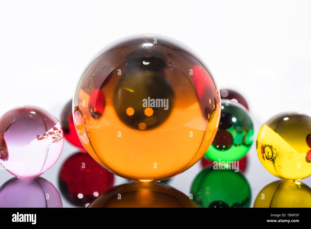 Abstrakte Komposition mit transparenten Kugeln aus Glas und Holz Buchstaben. Stockfoto