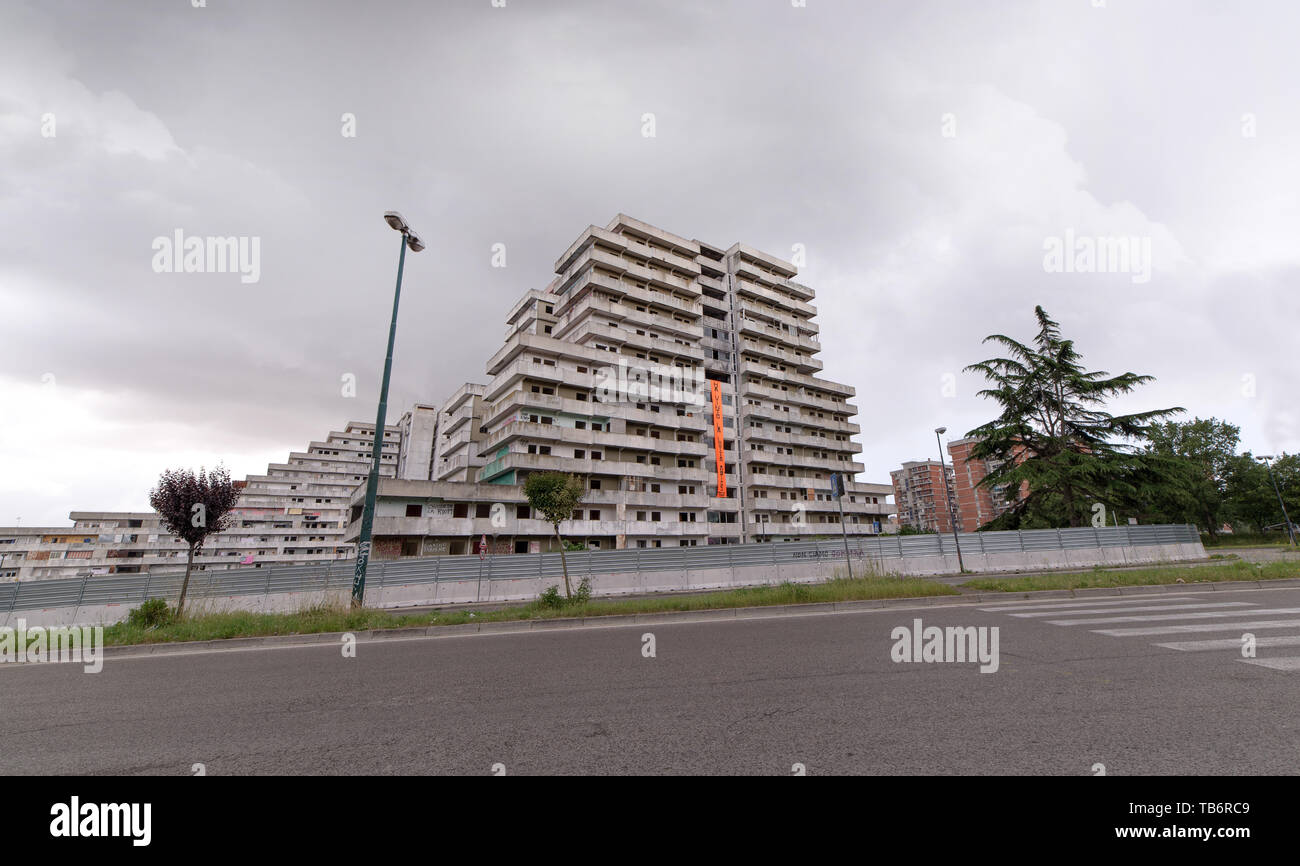 Neapel, Italien - 30. Mai 2019: begannen die Arbeiten an der Abriss des Scampia Segel, die endgültig zum Symbol der Erniedrigung und Kriminalität zerstören Stockfoto