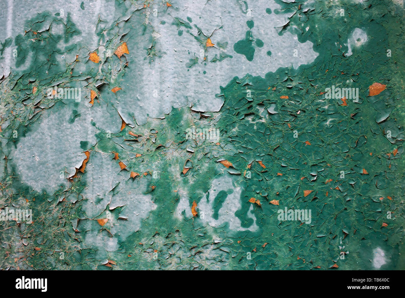Holz- Oberfläche mit Risse im Lack. Grüne Farbe. Stockfoto