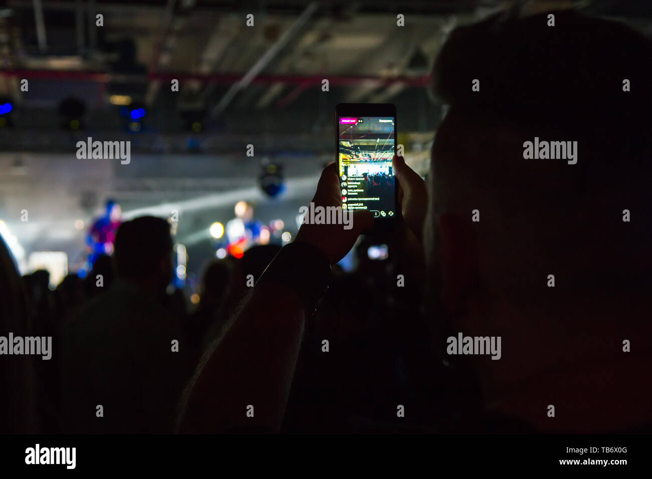 Video Broadcast von einem Konzert von einem Smartphone Stockfoto
