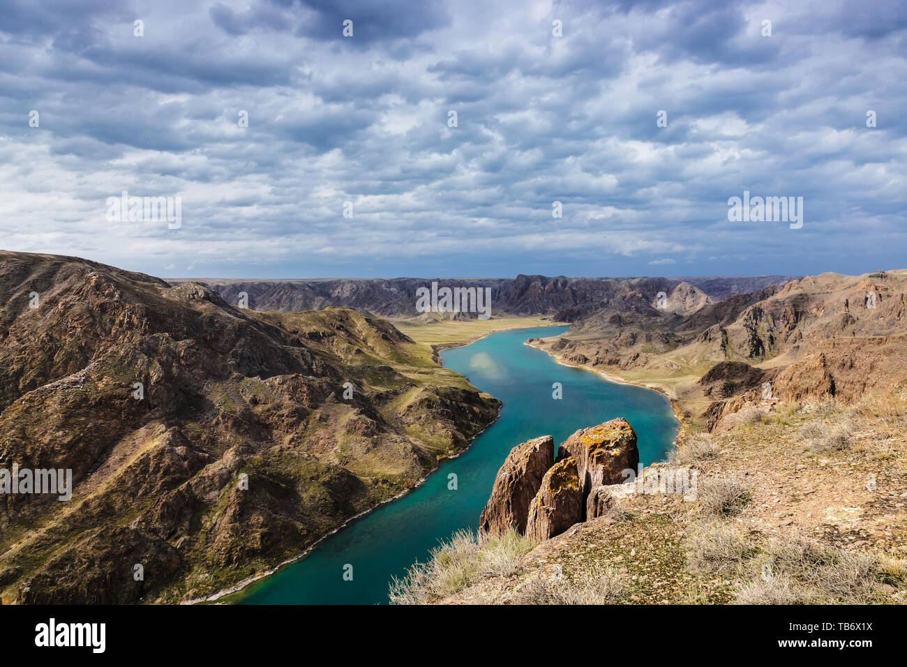 Ili-flusses. Kasachstan. Almaty Region. Der Fluss fließt durch die Schlucht. Bewölkter Himmel. Feder. Die Quelle ist in China. Es fließt in den See Balkhash Stockfoto