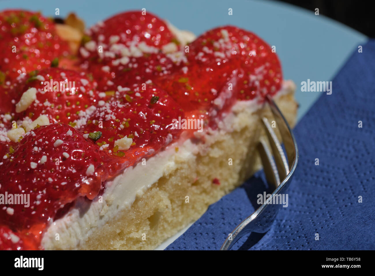 Nahaufnahme der Erdbeertorte mit einer Gabel an einem sonnigen Tag Stockfoto