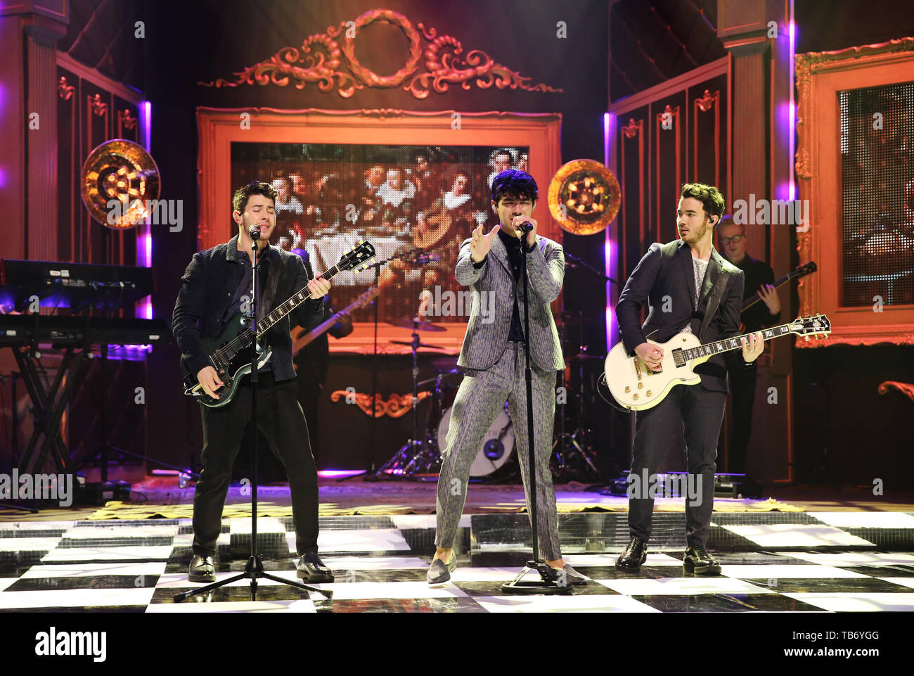 (Von links nach rechts) Nick Jonas, Joe Jonas, Kevin Jonas der Jonas Brothers während der Dreharbeiten für die Graham Norton Show auf BBC Television Centre, Studioworks 6 Wood Lane, London, auf BBC One am Freitag Abend gelüftet zu werden. Stockfoto