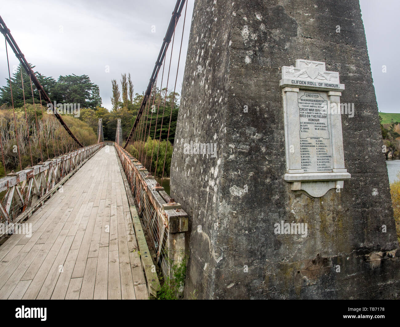 Clifden Clifden Suspension Bridge und Rolle der Ehre, zum Gedenken an die Männer aus der Gegend, die ihr Leben im Zweiten Weltkrieg 1, Southland, Neuseeland Stockfoto