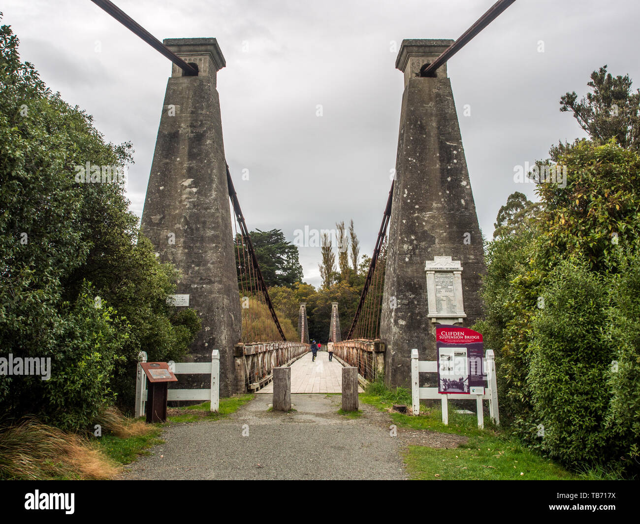 Clifden Clifden Suspension Bridge und Rolle der Ehre, zum Gedenken an die Männer aus der Gegend, die ihr Leben im Zweiten Weltkrieg 1, Southland, Neuseeland Stockfoto