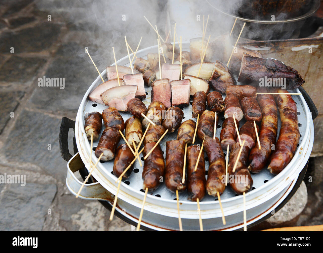 Gedünsteter Wurst- und Schweinefleisch. Stockfoto
