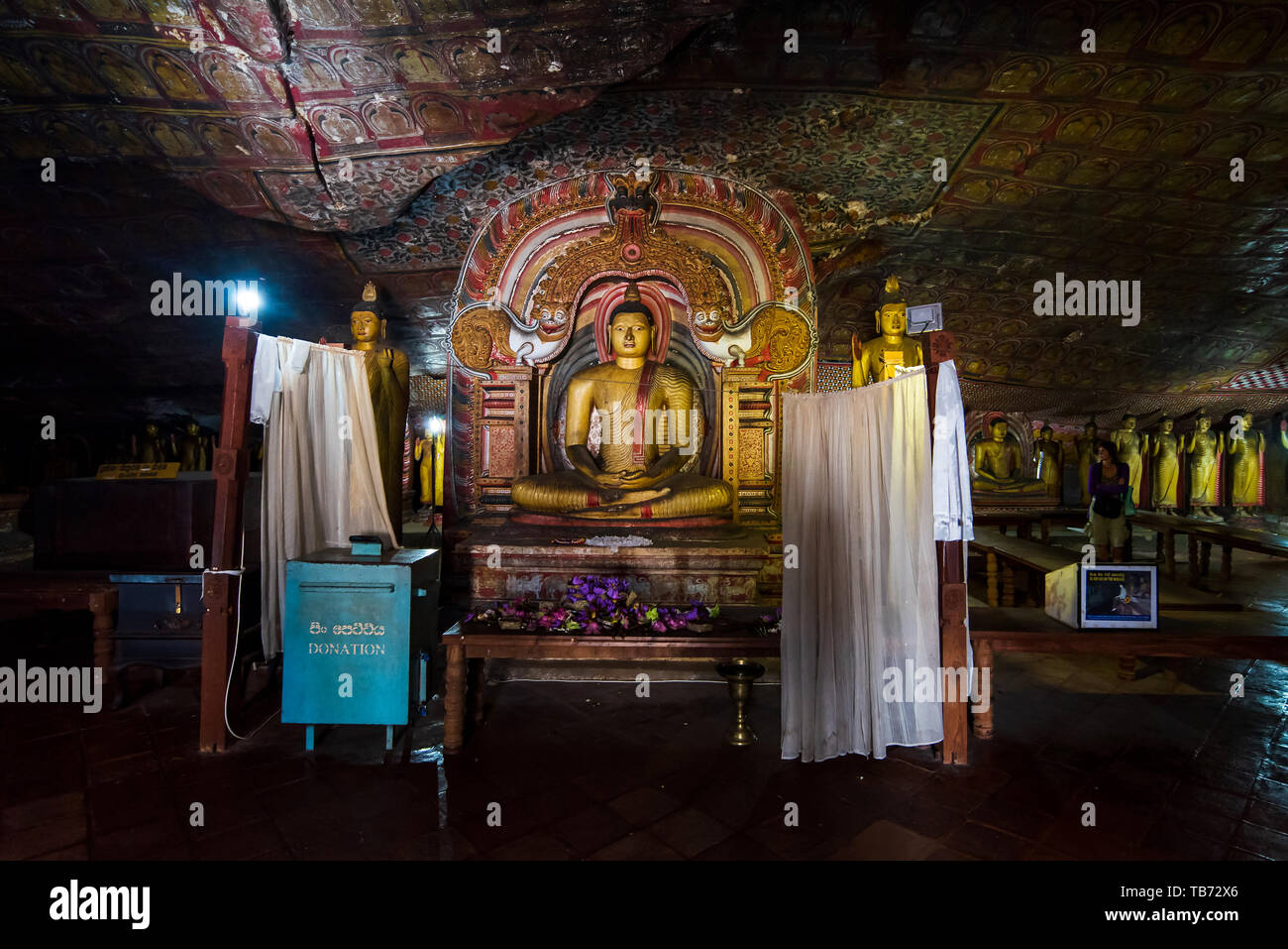 Dambulla, Sri Lanka - 30. März 2019: Dambulla Cave Tempel Innenraum mit vielen Buddha Statuen in Sri Lanka Stockfoto