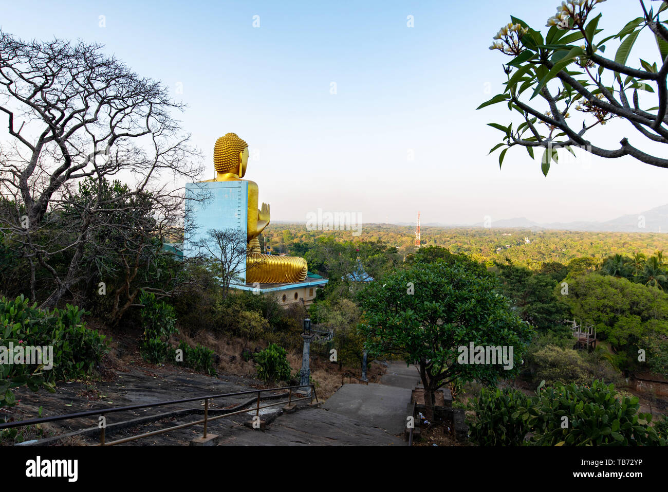 Dambulla, Sri Lanka - März 30, 2019: Goldene Tempel mit Big Buddha Statue in der Nähe von Dambulla Cave Tempel Komplex in Sri Lanka Stockfoto