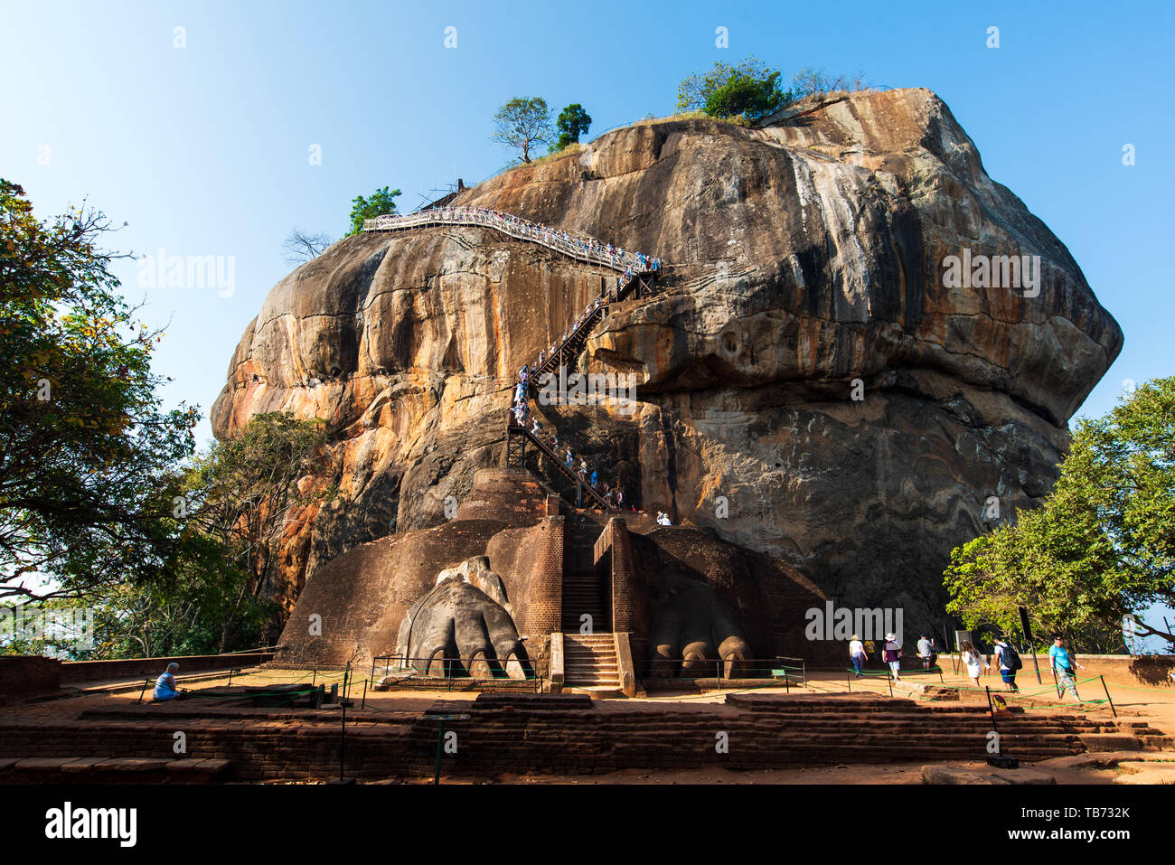 Sigiriya, Sri Lanka - 31. März 2019: Sigiriya alte Festung in Sri Lanka mit Touristen die Treppen an einem sonnigen Tag Stockfoto
