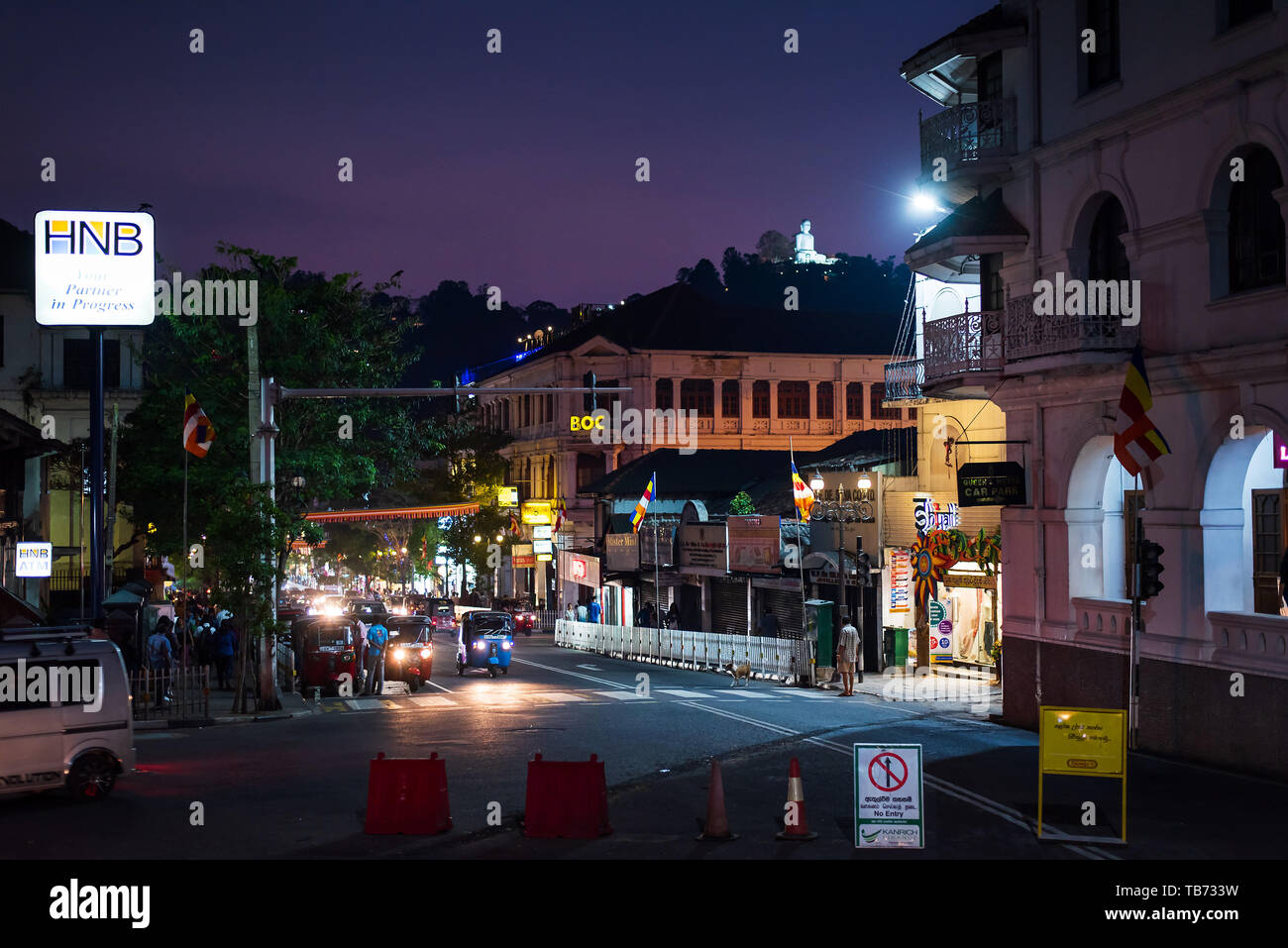 Kandy, Sri Lanka - 31. März 2019: NIght street Szene eines geschäftigen Innenstadt von Kandy eine Heilige und touristische Stadt in Sri Lanka Stockfoto