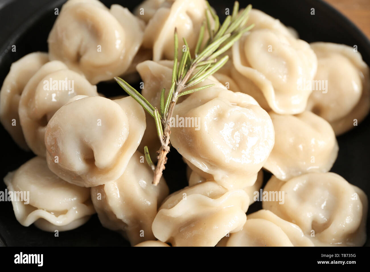 Leckere Knödel in Pan, Nahaufnahme Stockfoto
