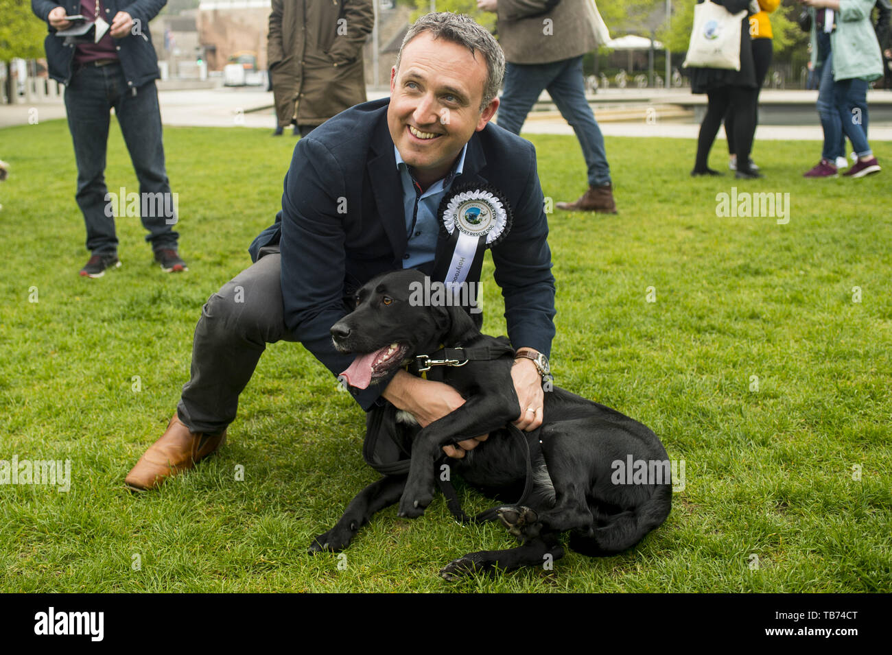 Msp ist ein Teil im 3. 'Holyrood Hund des Jahres Wettbewerb" von der Kennel Club im schottischen Parlament Gardens. Mit: Alex Cole-Hamilton Wo: Edinburgh, Großbritannien Wann: 29. Apr 2019 Credit: Euan Kirsche / WANN Stockfoto