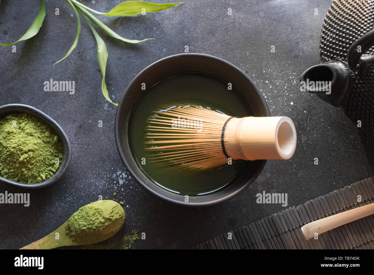 Zeremonie traditionelle Green Matcha Tee und bambusbesen auf Schwarz. Ansicht von oben. Platz für Text. Stockfoto