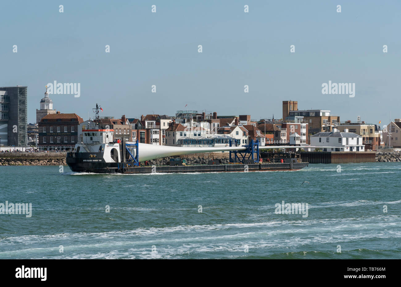 Portsmouth, England, Großbritannien. Ein deck Frachtschiff mit einem großen Wind Turbine blade an Bord. Die MTB-Blade Runner Zwei. Stockfoto