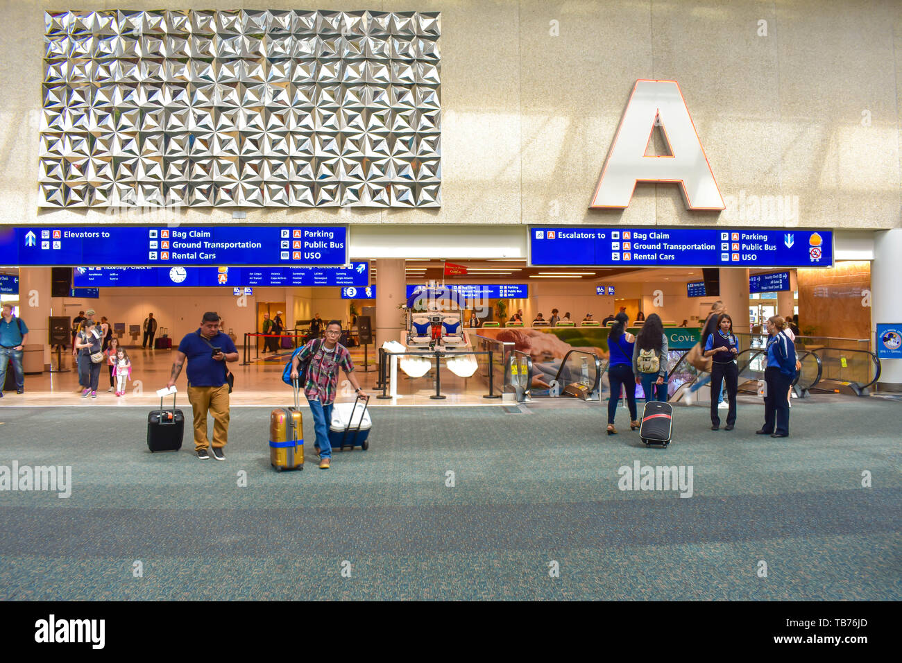 Orlando, Florida. März 01, 2019. Menschen wandern mit Gepäck im Terminal A in Orlando International Airport (1) Stockfoto