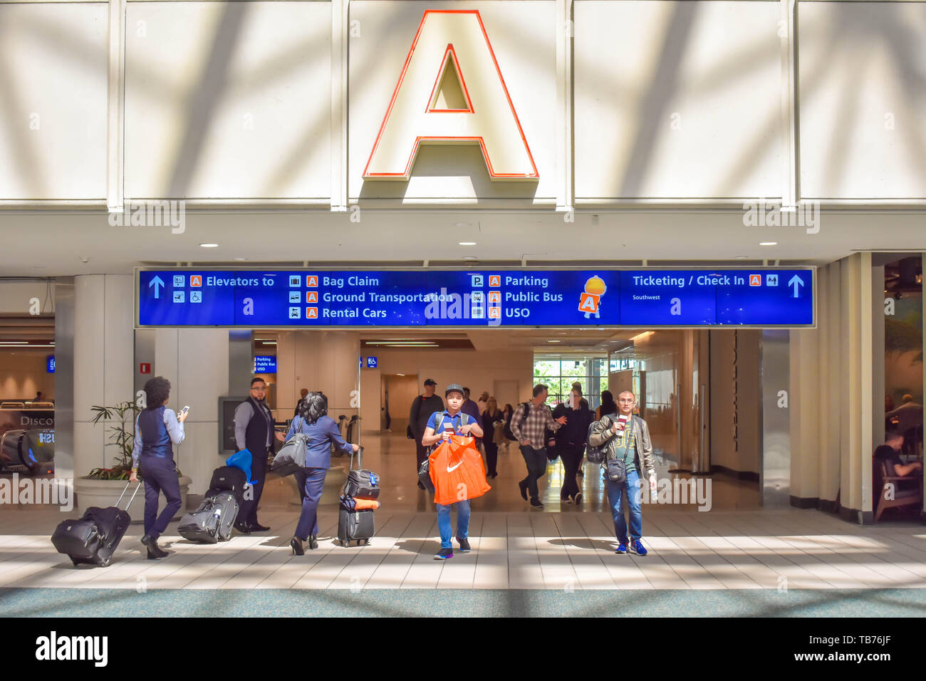Orlando, Florida. März 01, 2019. Menschen wandern mit Gepäck im Terminal A in Orlando International Airport (3) Stockfoto