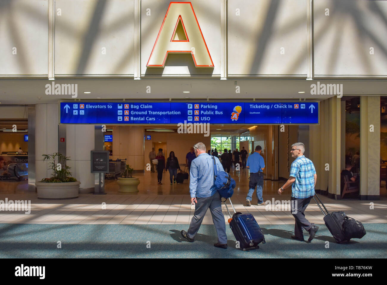 Orlando, Florida. März 01, 2019. Menschen wandern mit Gepäck im Terminal A in Orlando International Airport (5) Stockfoto