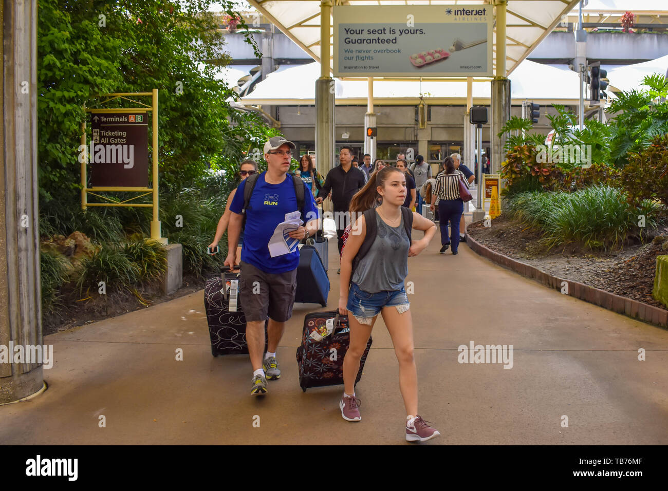 Orlando, Florida. März 01, 2019. Personen mit Gepäck in Terminal A in Orlando International Airport (1) Stockfoto