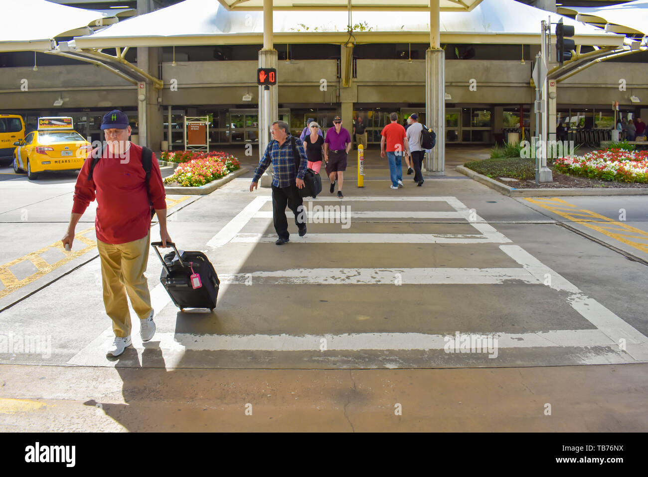 Orlando, Florida. März 01, 2019. Personen mit Gepäck in Terminal A in Orlando International Airport (2) Stockfoto