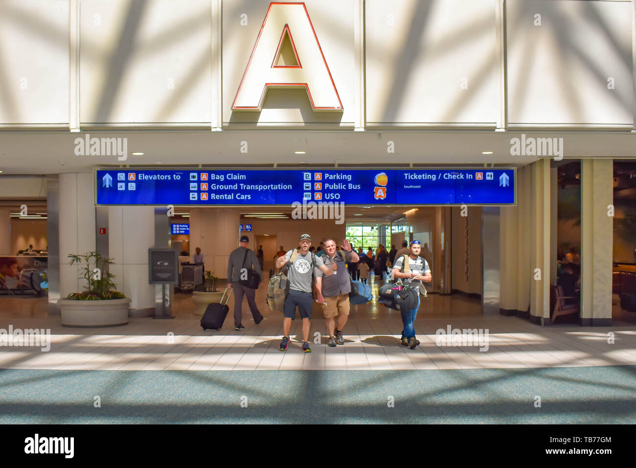 Orlando, Florida. März 02, 2019. Die Leute gehen mit bagagge am Terminal A in Orlando International Airport. Stockfoto