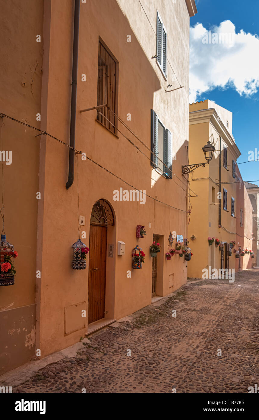 Coblestoned charmanten engen Gassen in der Altstadt von Alghero (L'Alguer, Sardinien, Italien. Berühmt für die Schönheit der Küsten und Strände ein Stockfoto