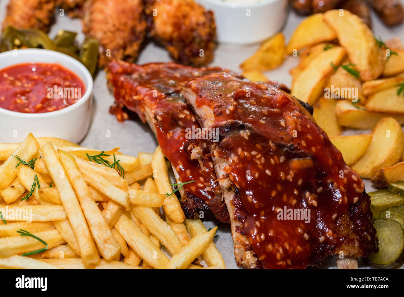 Schüssel gemischter Aufschnitt. Gegrillte Spareribs, Chicken Wings und ...