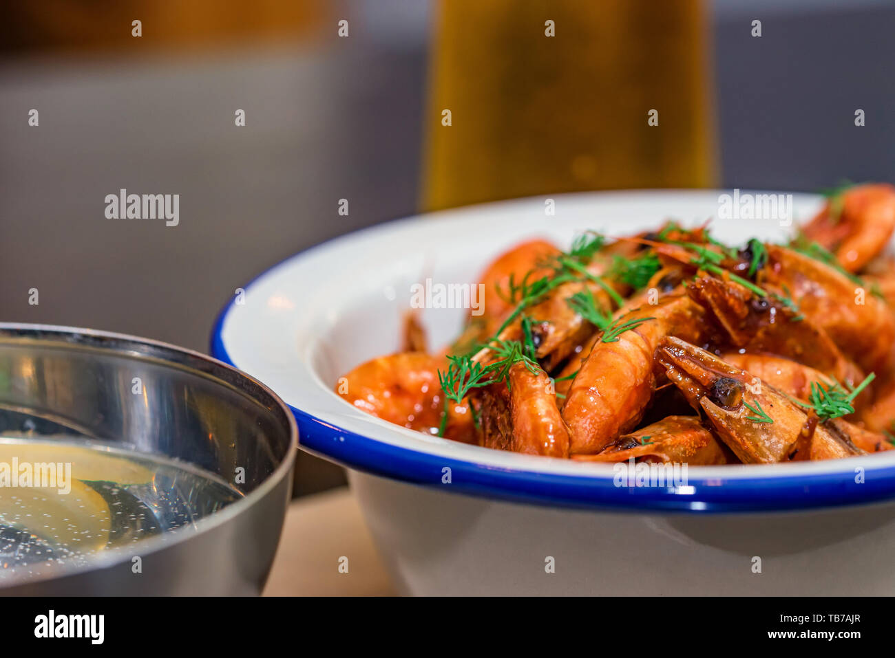 Zwei bier gläser tisch meer hintergrund -Fotos und -Bildmaterial in ...