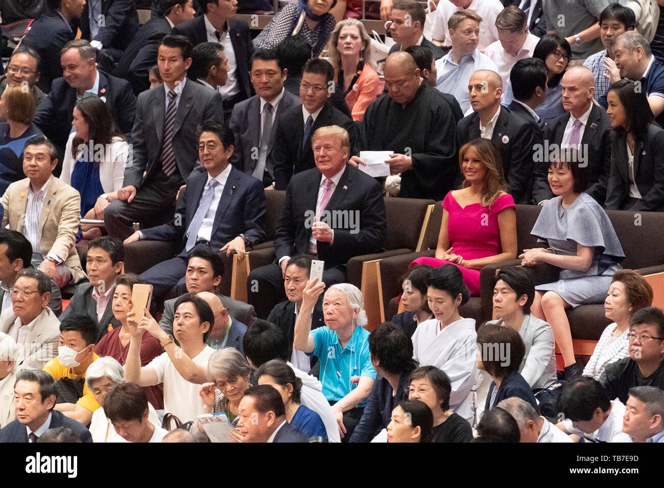 Us-Präsident Donald Trump und First Lady Melania Trump, Mitte, Watch Sumo Ringen neben der japanische Premierminister Shinzo Abe, Links, und seine Frau Akie Abe, rechts, auf der Frühjahrstagung des Sumo Championships in Ryogoku Kokugikan Stadion, 26. Mai 2019 in Tokio, Japan. Stockfoto
