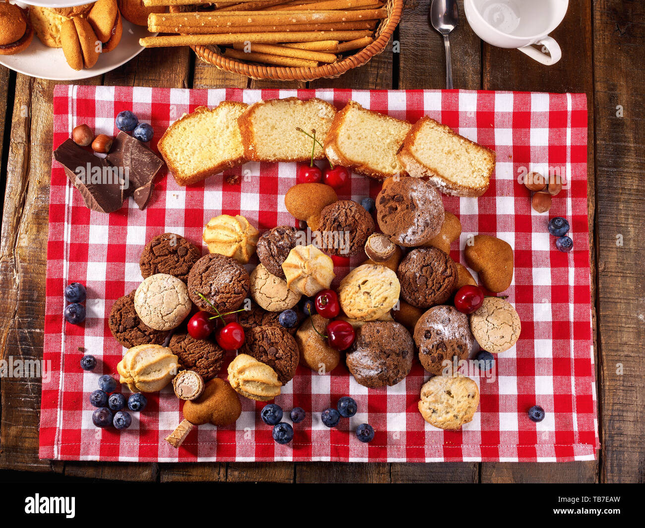 Cookies Keks mit Heidelbeere Schokolade backen und Cherry Cupcake Stockfoto