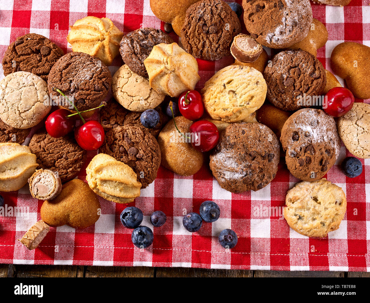 Cookies Keks mit Heidelbeere Schokolade backen und Cherry Cupcake Stockfoto