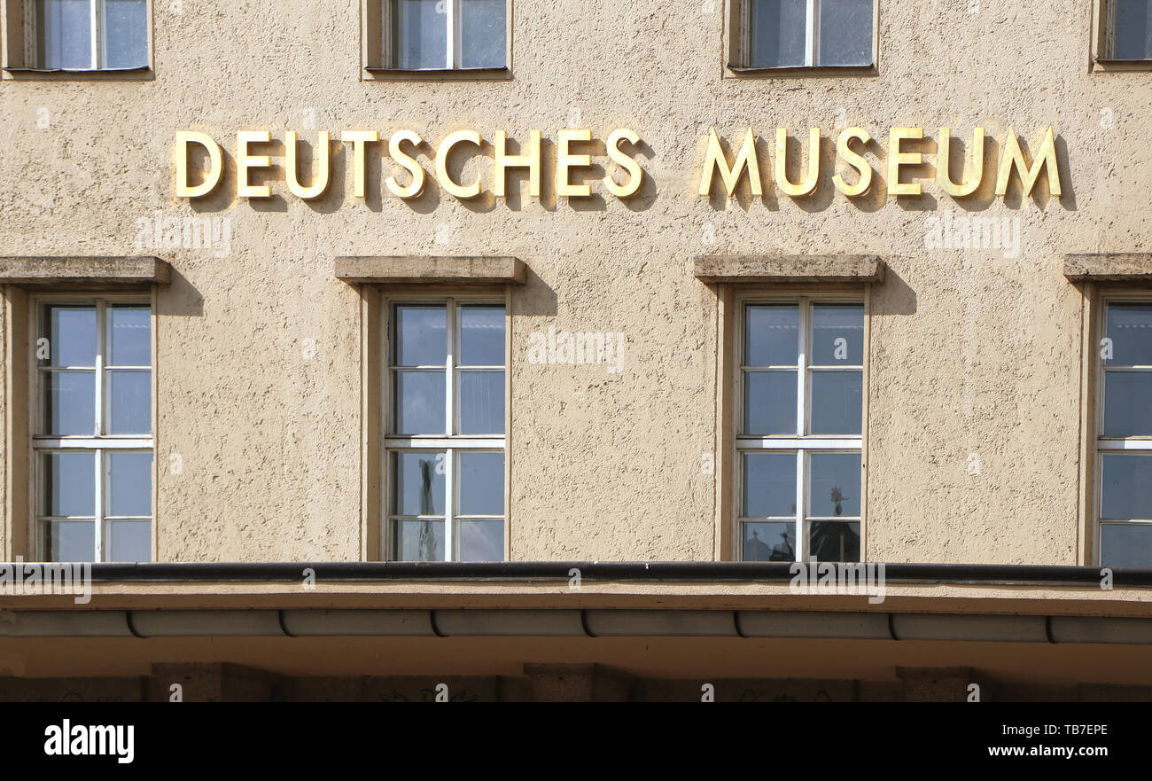 München Deutsches Museum - Der Name des Museums als Label in goldenen Buchstaben Aufdruck auf der Fassade Stockfoto
