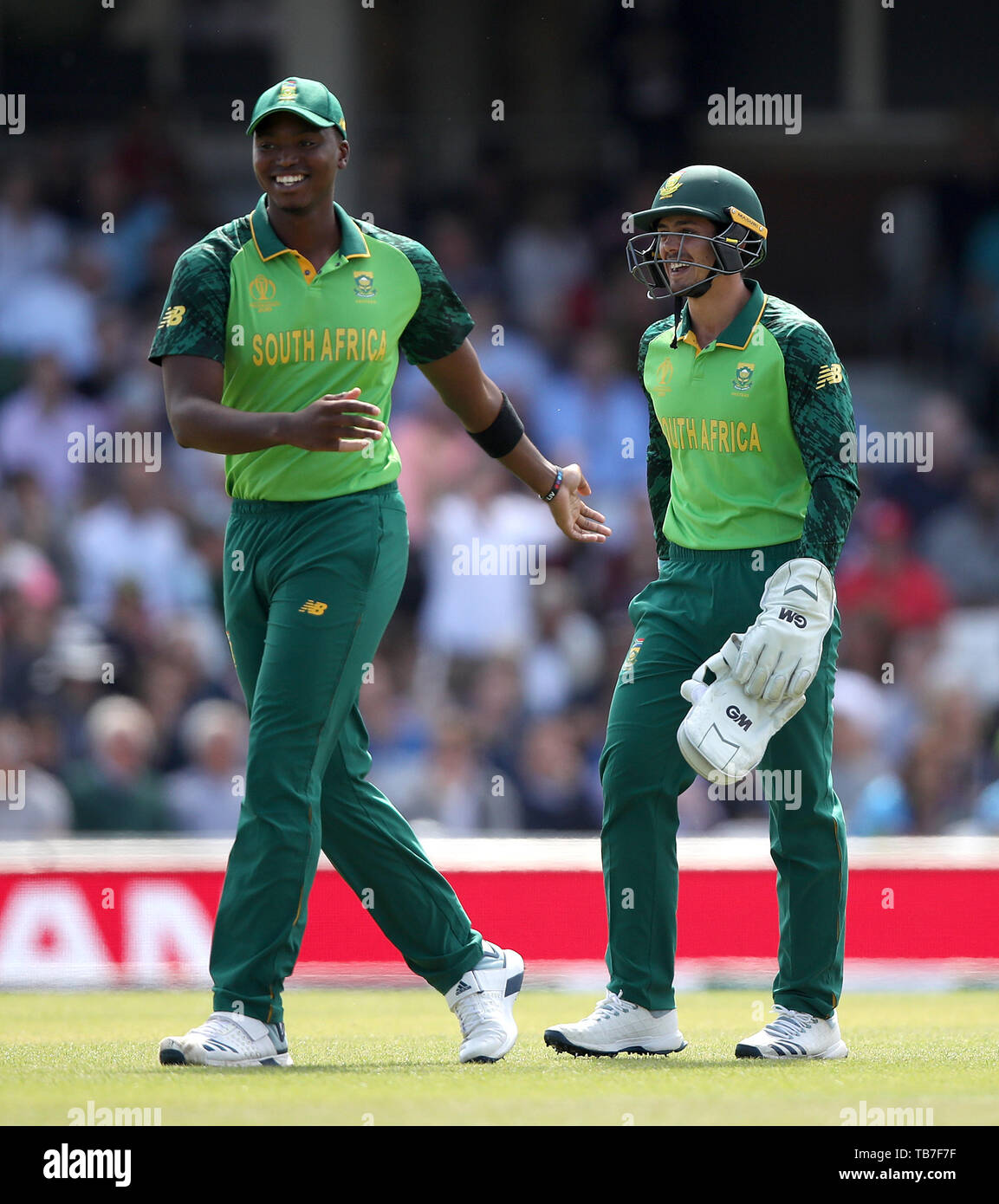 Südafrikas Quinton de Kock (rechts) Lächeln nach dem Fang England's Jonny Bairstow während der ICC Cricket World Cup group Phase Match am Oval, London. Stockfoto