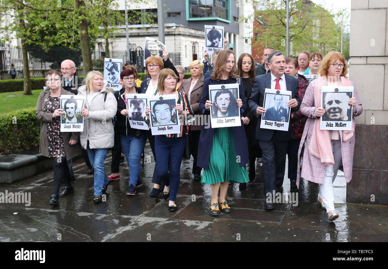 Verwandte von denen, die auf blutige Sonntag starb in Londonderry und in Ballymurphy, wie Sie ein in Belfast Laganside Gerichte, wo General Sir Mike Jackson zurückzuführen ist Beweis für die Untersuchung zu geben untersucht den Tod von 10 Menschen im Schießen mit der Parachute Regiment in Ballymurphy getötet, West Belfast im Jahre 1971. Stockfoto